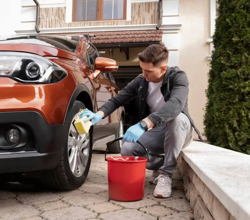 Lavage auto à domicile La Capelle-Balaguier : professionnel intervenant sur un véhicule